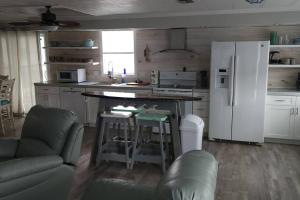 Kuchyň nebo kuchyňský kout v ubytování So Beachy! Pet-friendly and free early check in!