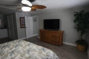 TV a/nebo společenská místnost v ubytování So Beachy! Pet-friendly and free early check in!