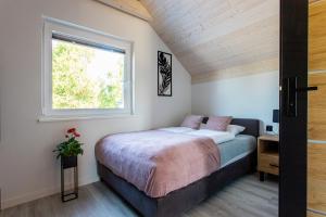 デンプキにあるDomki Premium LATO&ZIMA z basenemのベッドと窓のある寝室 +99枚の写真