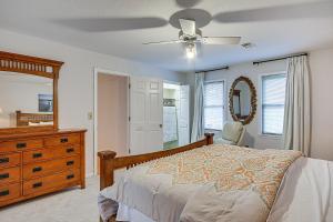1 dormitorio con cama, tocador y espejo en Spacious Augusta Home Near Golf, Shopping and More!, en Augusta