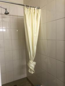 La salle de bains est pourvue d'un rideau de douche. dans l'établissement Silver Bream Four, à Mallacoota