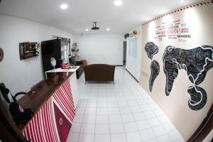 una sala d'attesa con bancone e sedia di A Oca Hostel Bar a João Pessoa