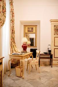 - un salon avec une table, une chaise et un bureau dans l'établissement Hotel Boutique Casa Conde, à Zafra