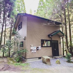 にあるRyukyo no Sato Auto Campsite - Vacation STAY 42105vの森の中にトイレが2つある小さな建物