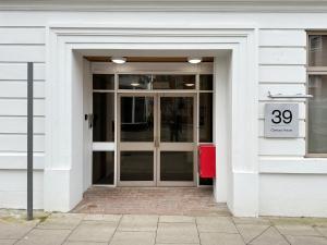 einen Eingang zu einem Gebäude mit einer Tür mit einem Schild in der Unterkunft Toothbrush Apartments - Town Centre - Century House in Ipswich