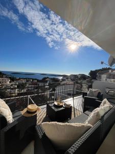 - Balcón con vistas al océano en Apartments Tino, en Hvar