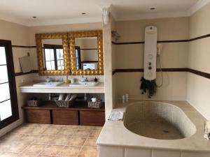 蒂納霍的住宿－Casa Vitto，一间带大浴缸和两个盥洗盆的浴室