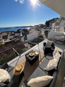 uma varanda com sofás e vista para o oceano em Apartments Tino em Hvar