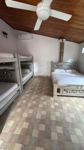 a room with three bunk beds and a ceiling at Cabaña con piscina en Minca in Minca