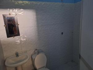 łazienka z toaletą i umywalką w obiekcie Residencia Grecia w mieście Leticia