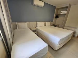 um quarto com duas camas e um aquecedor em Vinhedo Plaza Hotel em Vinhedo
