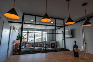 Μια τηλεόραση ή/και κέντρο ψυχαγωγίας στο Luxury refurnished apartment with Private Parking close to ski slopes