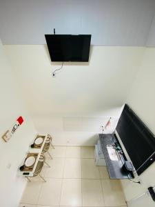 a room with a desk and a tv on the wall at DuPai Sorocaba in Sorocaba