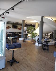 un restaurante con mesas y sillas en una habitación en De Santi, en Candia Canavese