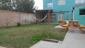 een picknicktafel in een tuin naast een huis bij avellaneda suites in Río Gallegos