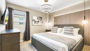 Un dormitorio con una cama grande y una ventana en Solara Resort 6br Fancy Movie World Pool Spa Villa By Disney 8913, en Kissimmee