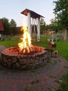 una hoguera en un parque con parque infantil en Pilskalni, en Īvande