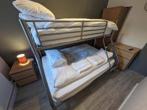 Poschodová posteľ alebo postele v izbe v ubytovaní Station Apartments
