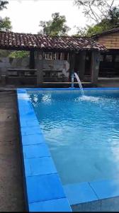 una piscina con fontana al centro di Rancho Cariri (São Jorge do Cariri) a Bôca da Mata