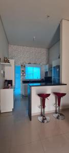 una cocina con armarios azules y taburetes rojos en Palmas home rental en Palmas