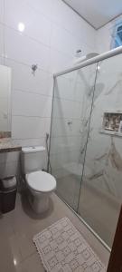 biała łazienka z toaletą i prysznicem w obiekcie Palmas home rental w mieście Palmas