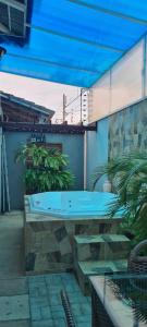 um pátio com um banco e um tecto azul em Palmas home rental em Palmas