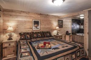 1 dormitorio con 1 cama grande en una cabaña en Canyon Cabins, en Ruidoso