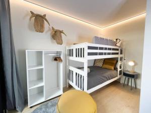Postel nebo postele na pokoji v ubytování Ático Dúplex De Lujo - CLASIFICACIÓN 5 ESTRELLAS - 8PAX - A Pie Del Centro - 2 PARKINGS l by BonesVacances