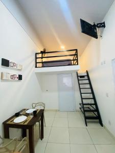 um quarto com um beliche, uma mesa e uma escada em DuPai Sorocaba em Sorocaba