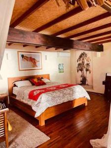 ein Schlafzimmer mit einem großen Bett in einem Zimmer in der Unterkunft Villa Ruma Maria in Uturoa