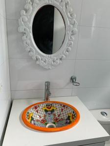 Baño con lavabo y espejo encima en Apartamento Cerca Al Hotel Las Américas, en Cartagena de Indias