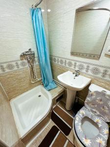 Baño pequeño con aseo y lavamanos en Hotel Uncle Kolya Boutique, en Bukhara