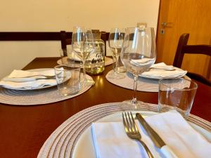 una mesa de madera con copas de vino encima en Sperlonga Paradise Apartment Complex, en Sperlonga 17 fotos más