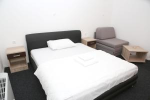 Un pat sau paturi într-o cameră la Motel Konak Mosko