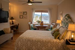 Un dormitorio con una cama grande y una ventana en The Irish Inn, en Hood River