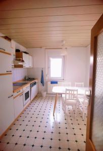 eine Küche mit einem Tisch, einem Tisch und Stühlen in der Unterkunft Bad Homburg Wohnung für 5 Personen in Bad Homburg vor der Höhe