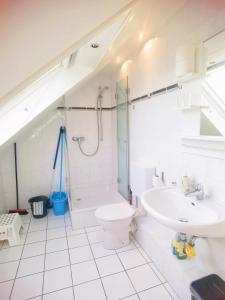 ein Badezimmer mit einem Waschbecken, einem WC und einer Badewanne in der Unterkunft Bad Homburg Wohnung für 5 Personen in Bad Homburg vor der Höhe
