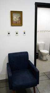 阿雷格里港的住宿－APARTAMENTO com SUITE DE CINEMA Prox Bourbon Ipiranga，带卫生间的浴室内的蓝色椅子