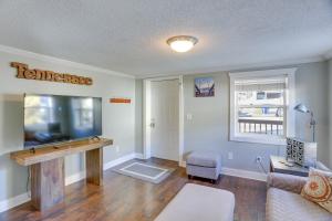 Et tv og/eller underholdning på Pet-Friendly Chattanooga Duplex in NorthShore!