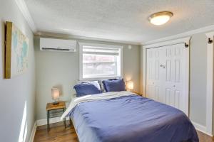 En eller flere senge i et værelse på Pet-Friendly Chattanooga Duplex in NorthShore!