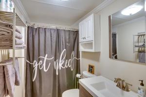 Et badeværelse på Pet-Friendly Chattanooga Duplex in NorthShore! + 16 billeder
