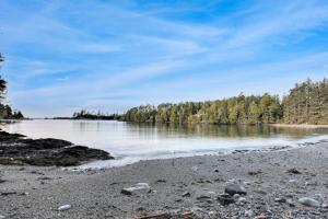 Gallery image of Grey Whale, Pet Friendly Studio at The Beach in Ucluelet