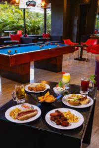 Una mesa de billar en Oh! Cancun - The Urban Oasis & beach Club