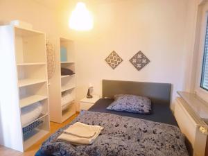 ein Schlafzimmer mit einem Bett und Regalen in der Unterkunft Bad Homburg Wohnung für 5 Personen in Bad Homburg vor der Höhe