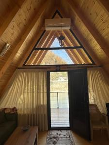 um quarto com uma janela e uma porta num sótão em Cottage Rioni Kutaisi em Kutaisi