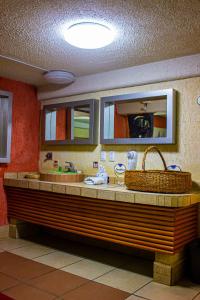 庫埃納瓦卡的住宿－Azul Turquesa，浴室的柜台设有水槽和镜子