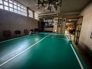 una mesa de ping pong en una habitación con ping pong en Azul Turquesa, en Cuernavaca