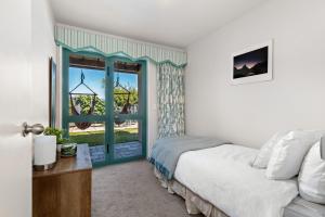 Postel nebo postele na pokoji v ubytování Lake View Dream Queenstown