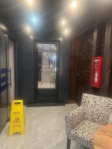 una sala d'attesa con una sedia e un cartello sul pavimento di Exclusive Spot a Niš