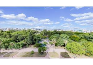 una vista aérea de un parque con árboles y una ciudad en Charlie The Park Cidade Baixa, en Porto Alegre